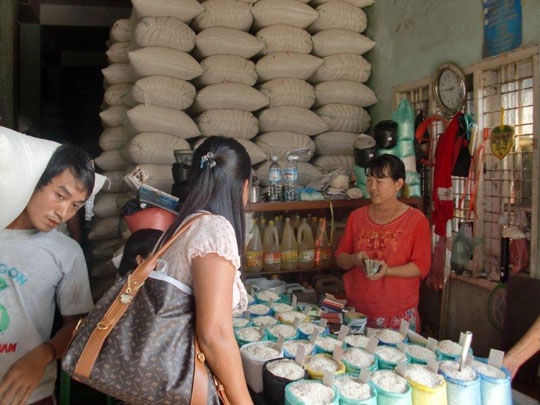 Myanmar AHAN Coordinator Nilar bargaining for rice.