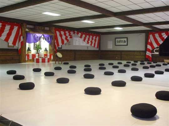 Decorating Nippon Kan dojo for the New Year.