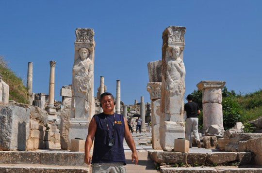 Homma Kancho visits Turkish ruins.