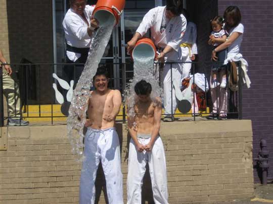 From the Enshin team, Ninomiya Kancho’s sons Koichi and Jota, get doused with icewater.